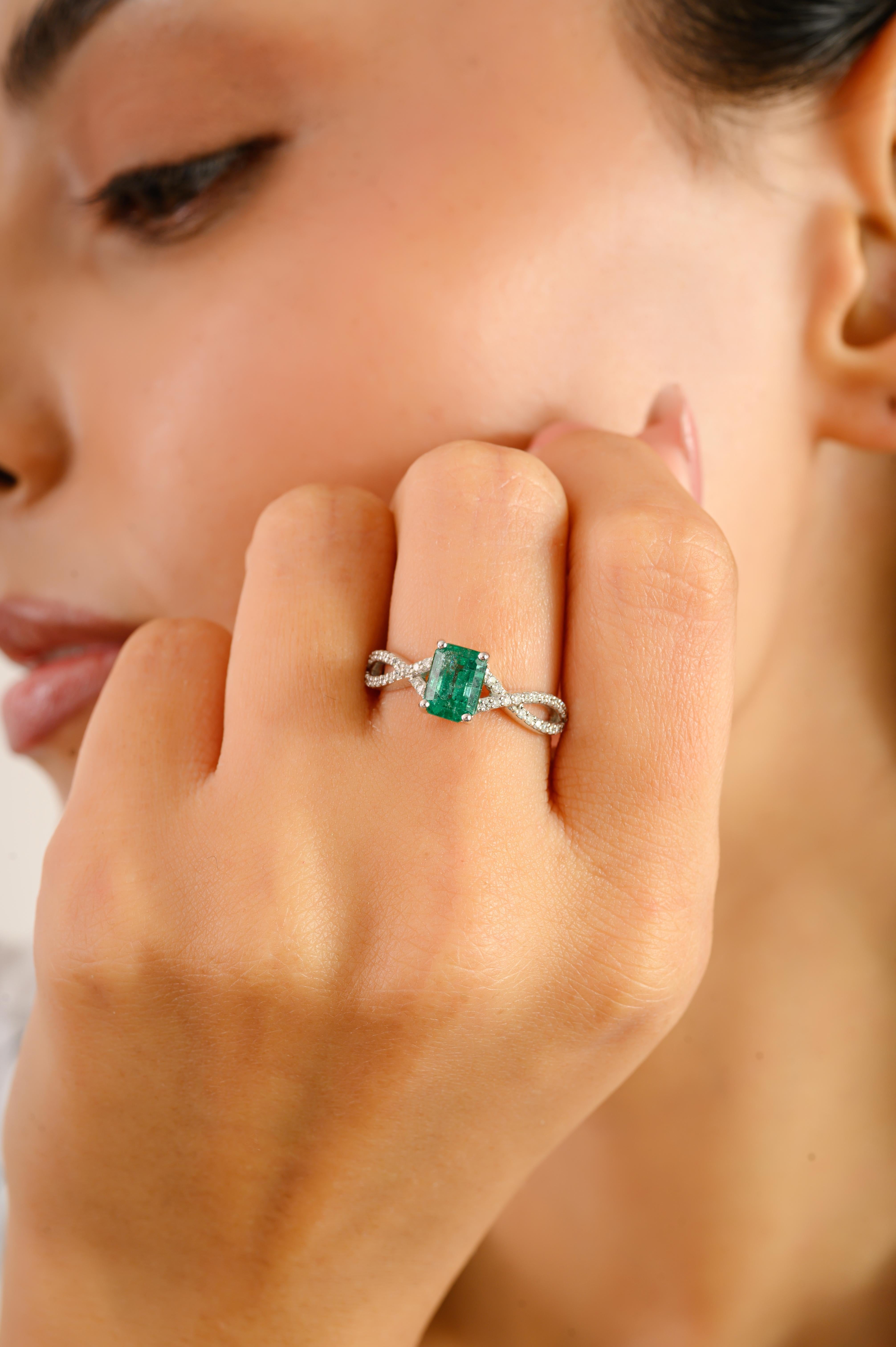 Im Angebot: Natürlicher 1.10 CT Smaragd gedrehter Halo-Diamantring in 14k Weißgold () 2