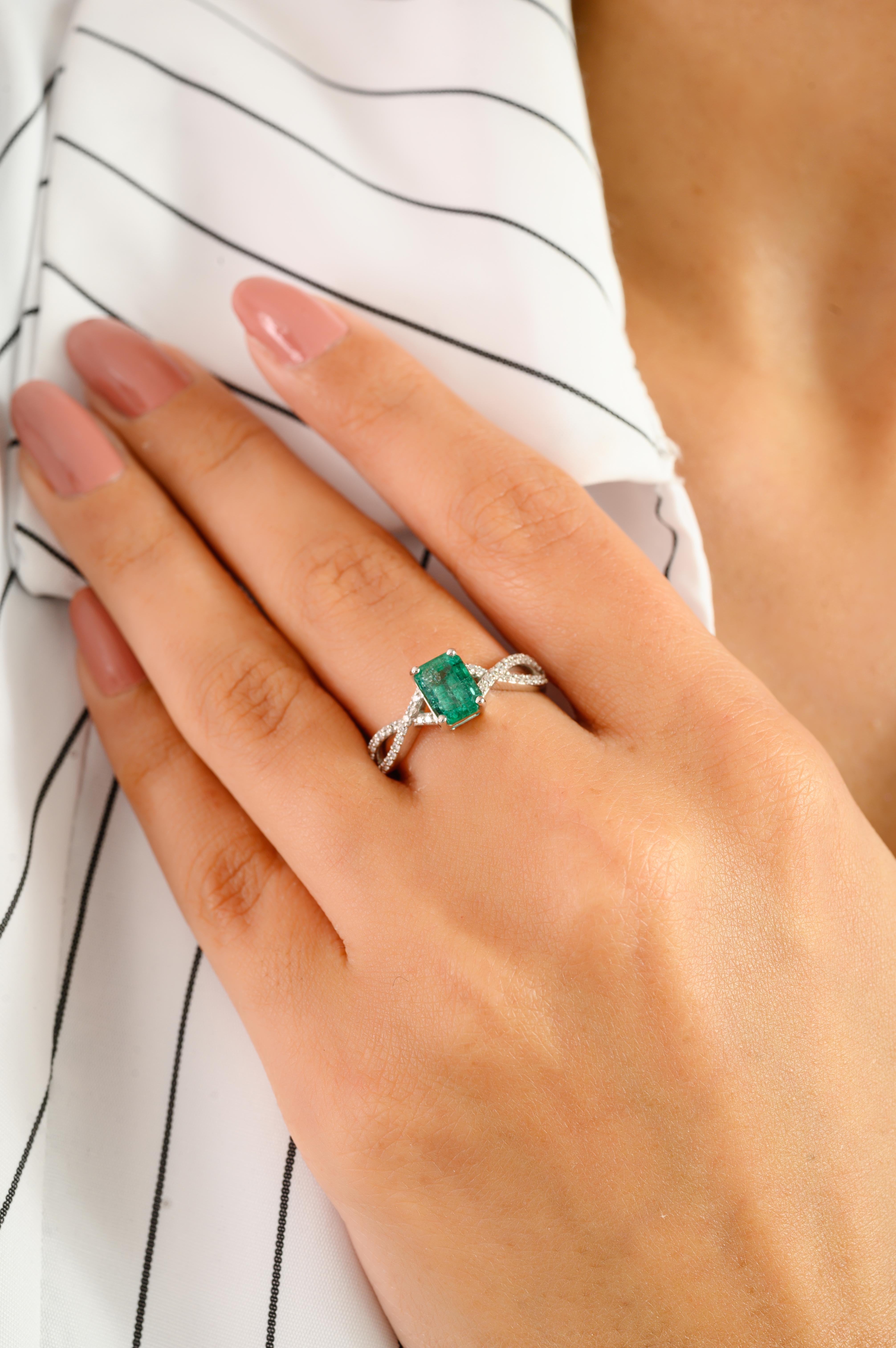 Im Angebot: Natürlicher 1.10 CT Smaragd gedrehter Halo-Diamantring in 14k Weißgold () 6