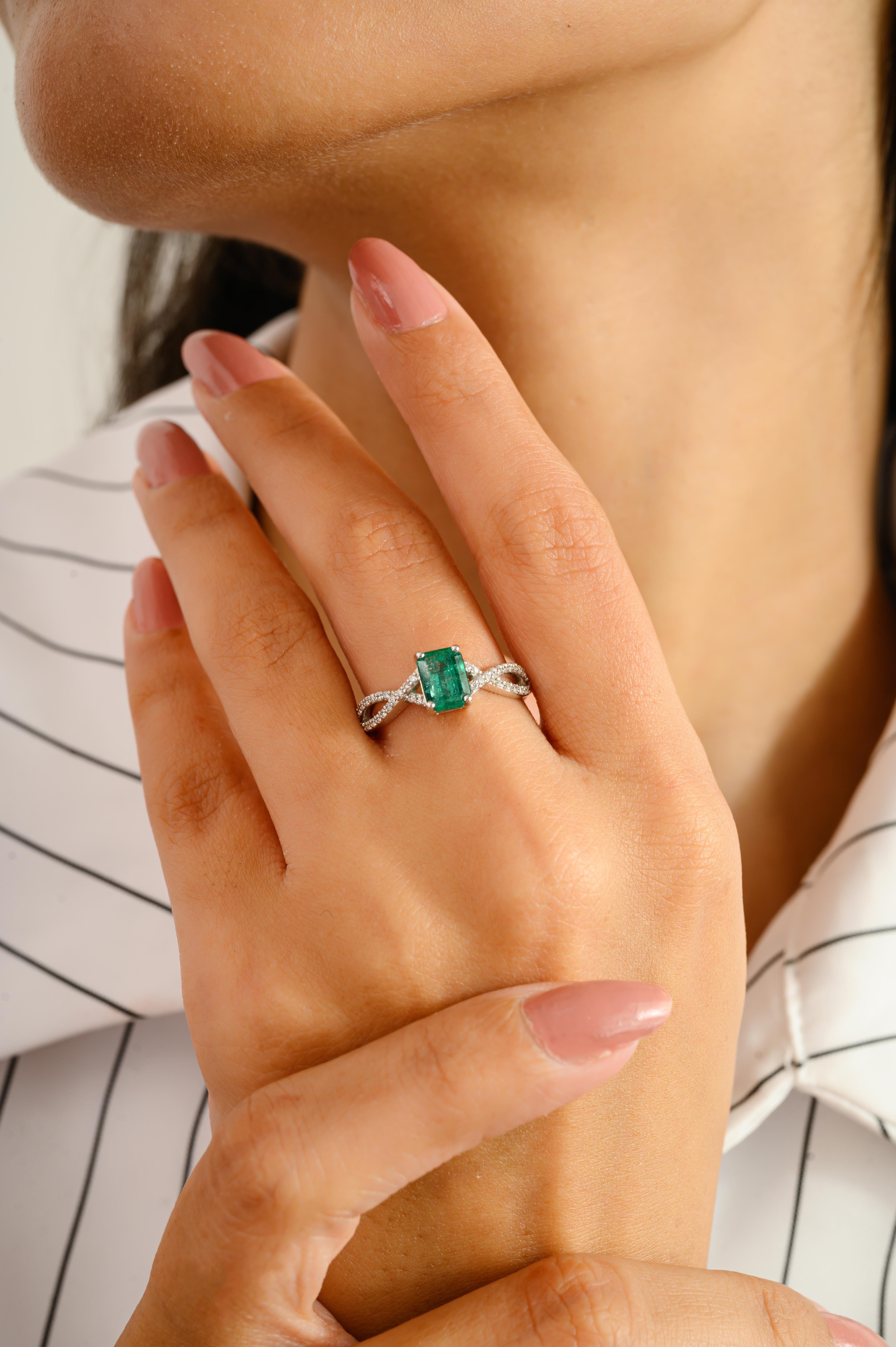 Im Angebot: Natürlicher 1.10 CT Smaragd gedrehter Halo-Diamantring in 14k Weißgold () 4