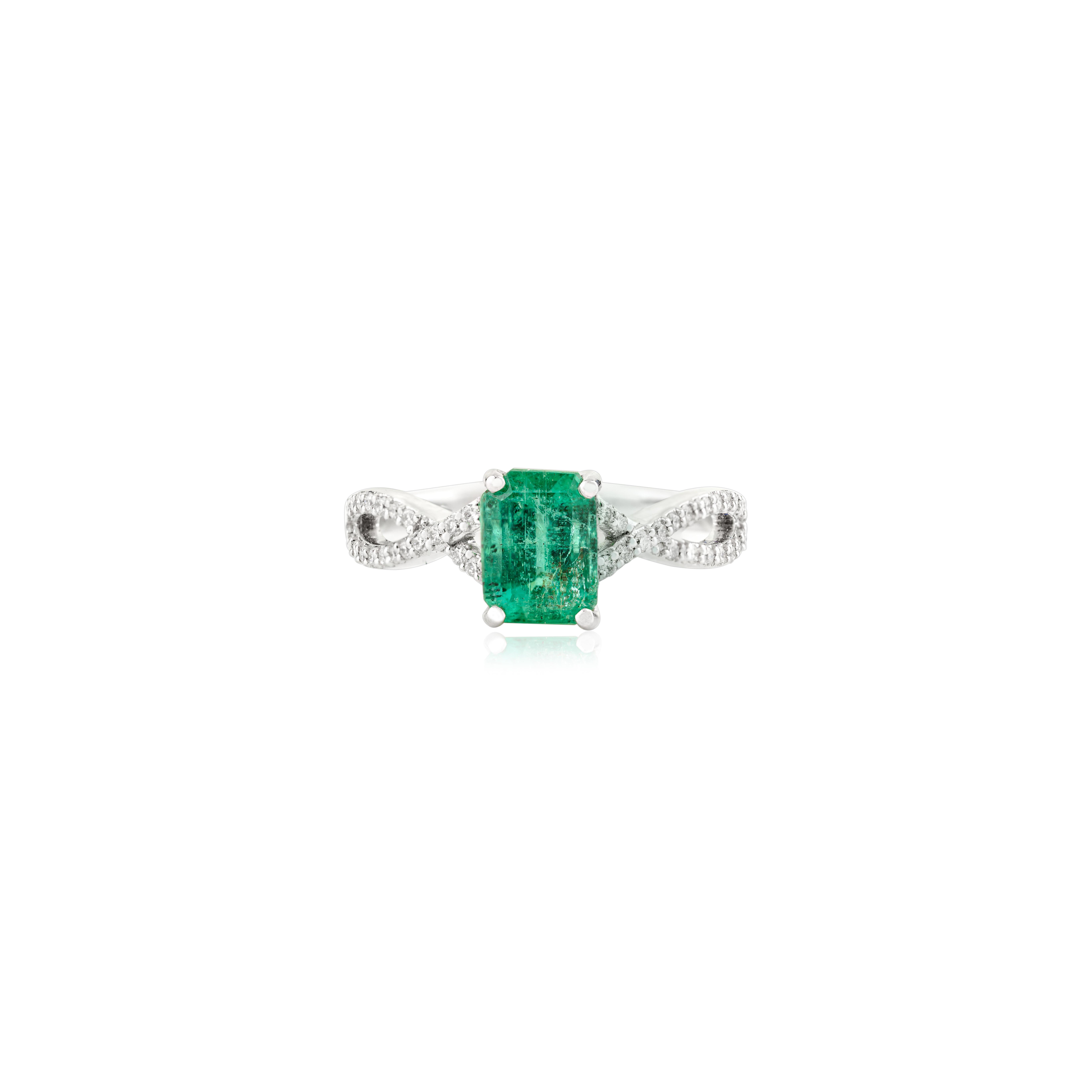 Im Angebot: Natürlicher 1.10 CT Smaragd gedrehter Halo-Diamantring in 14k Weißgold () 9