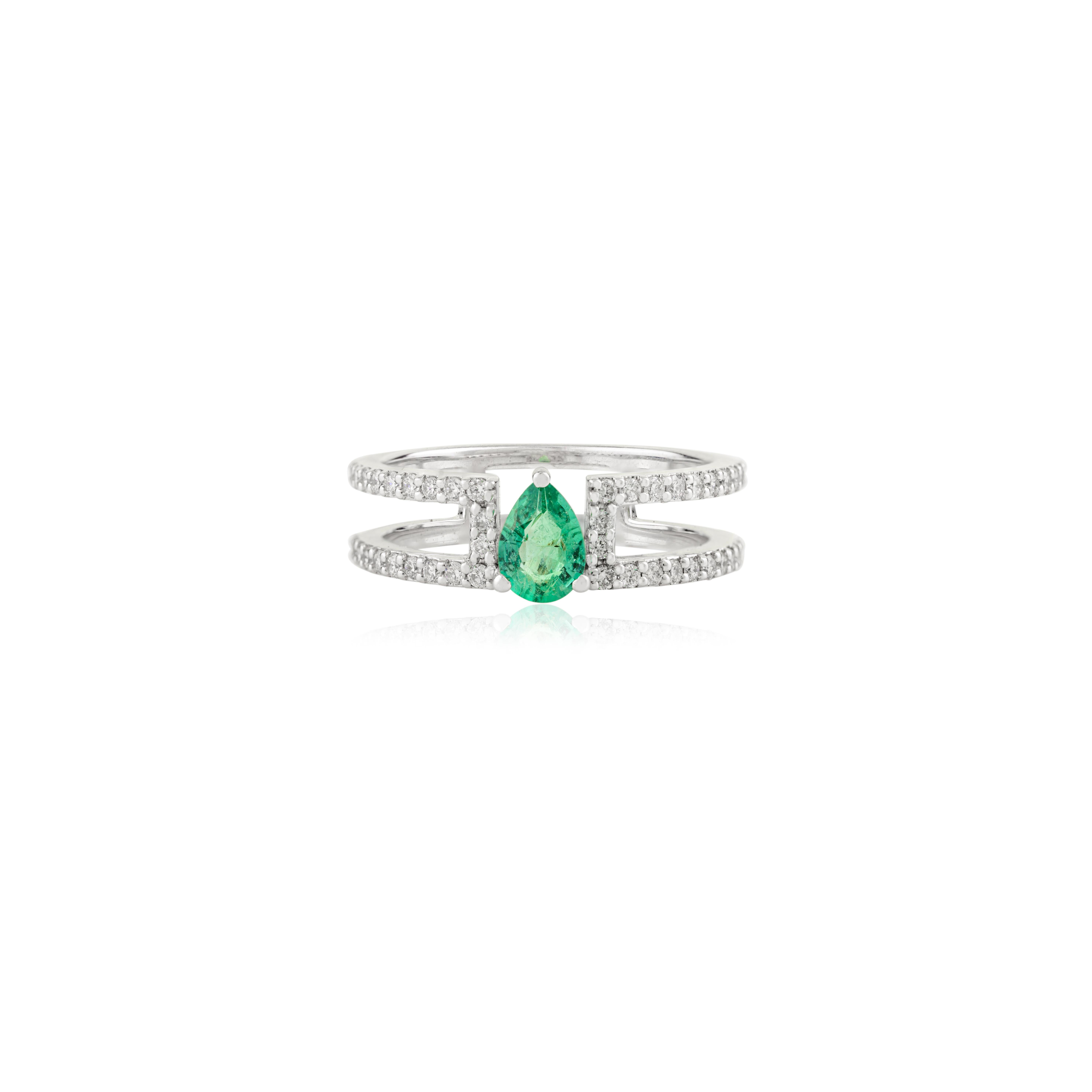 Im Angebot: Verlobungsring mit doppeltem Band aus 14k Weißgold mit birnenförmigem Smaragd und Diamant () 3