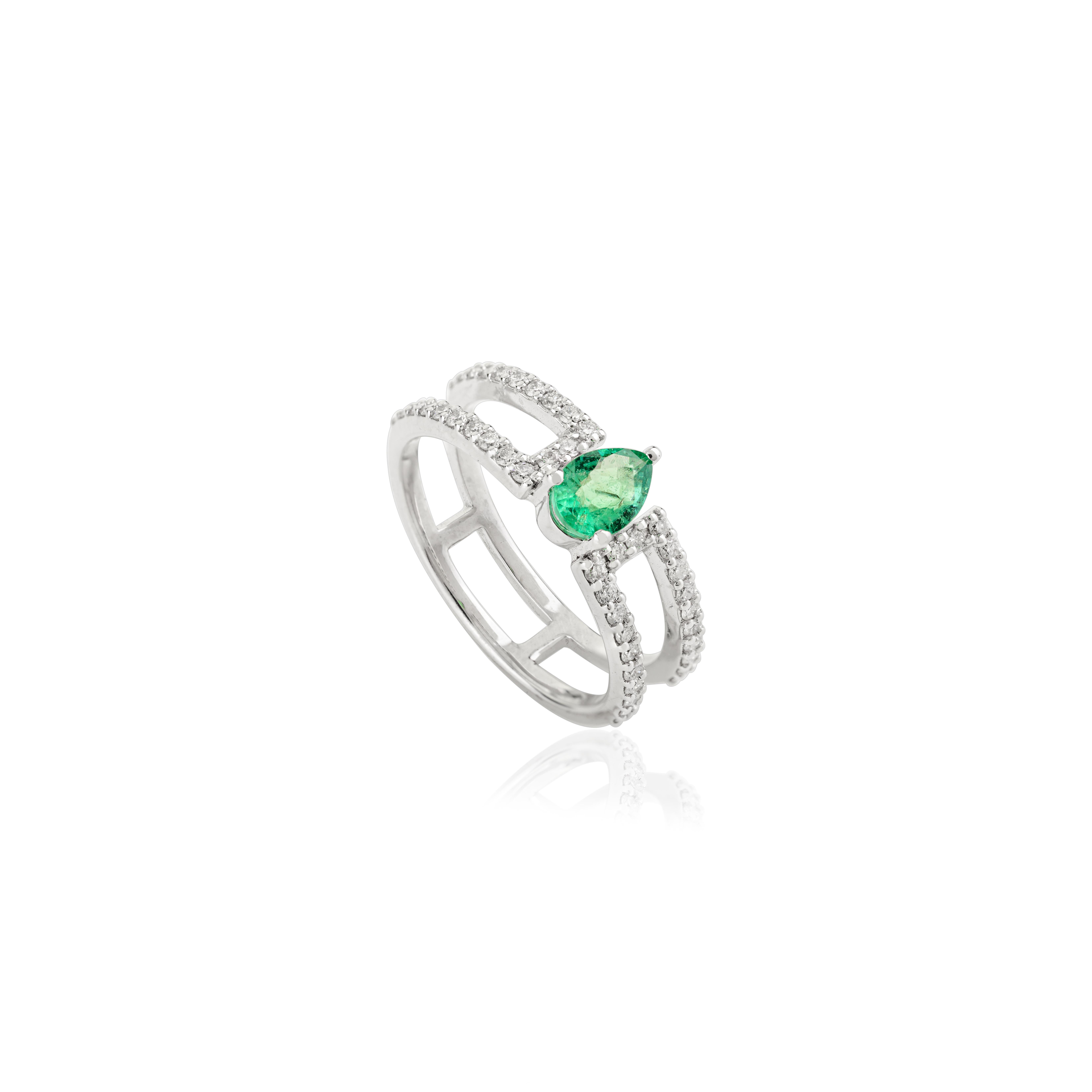 Im Angebot: Verlobungsring mit doppeltem Band aus 14k Weißgold mit birnenförmigem Smaragd und Diamant () 5