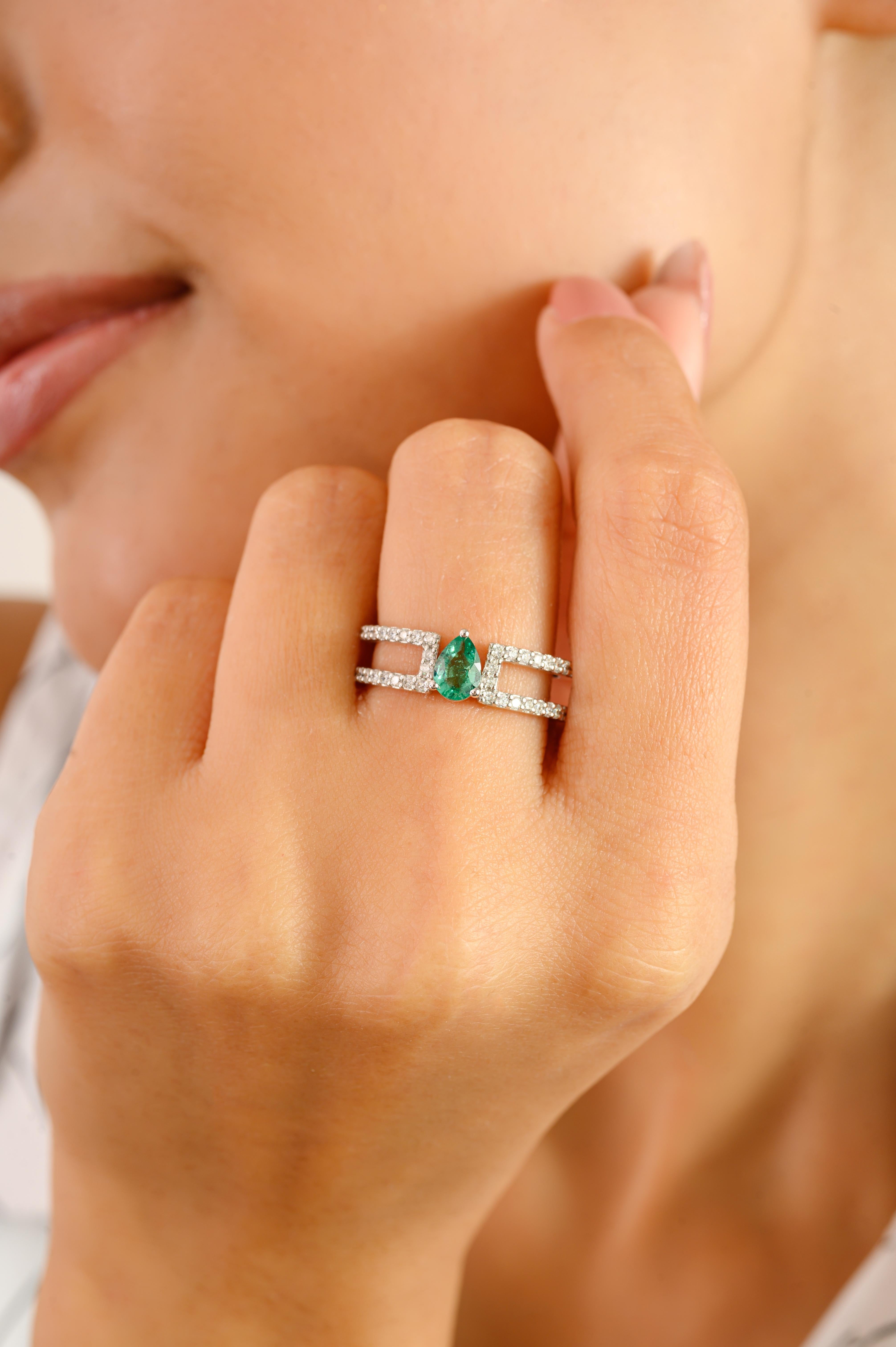 Im Angebot: Verlobungsring mit doppeltem Band aus 14k Weißgold mit birnenförmigem Smaragd und Diamant () 2
