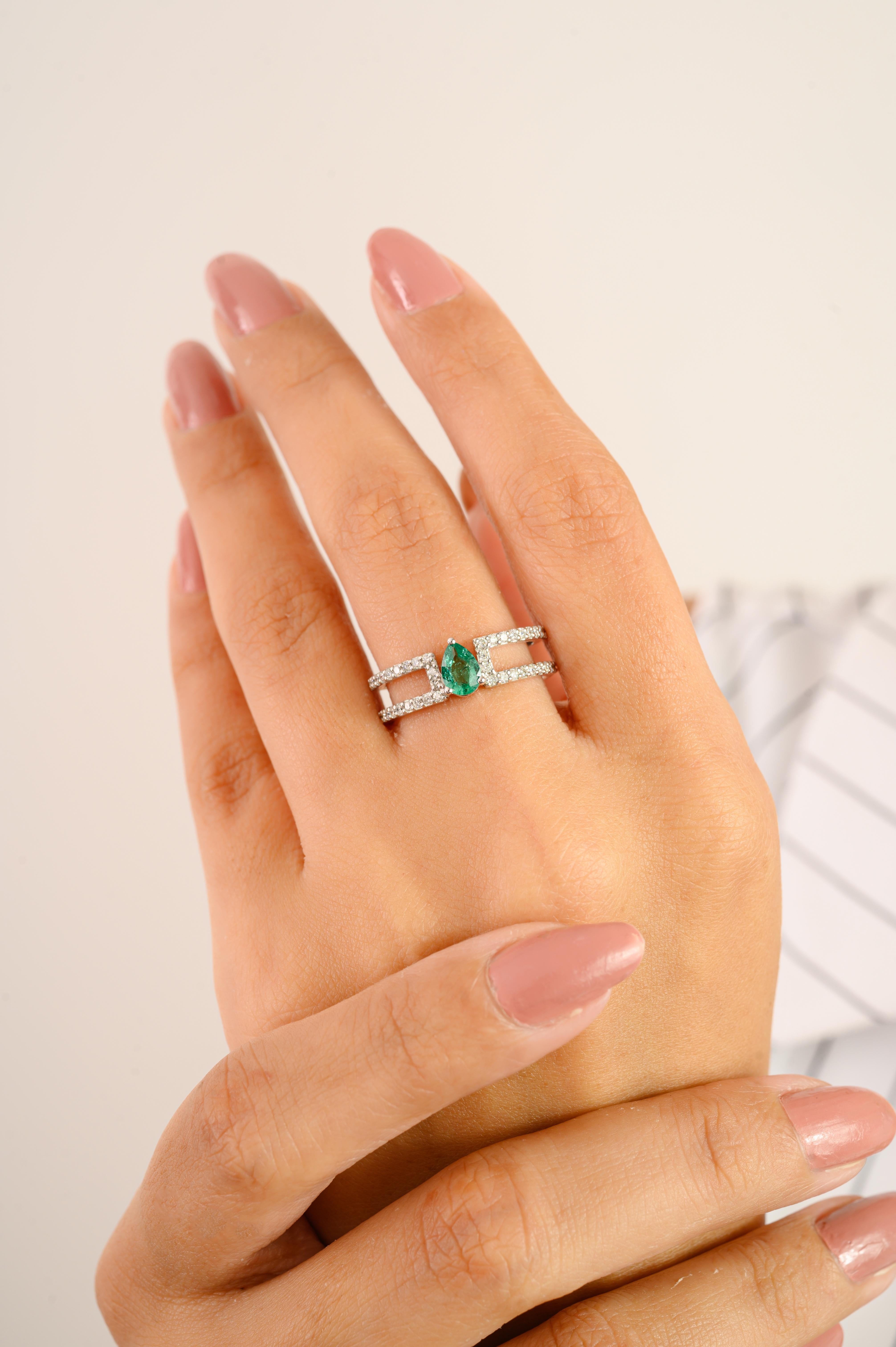 Im Angebot: Verlobungsring mit doppeltem Band aus 14k Weißgold mit birnenförmigem Smaragd und Diamant () 8