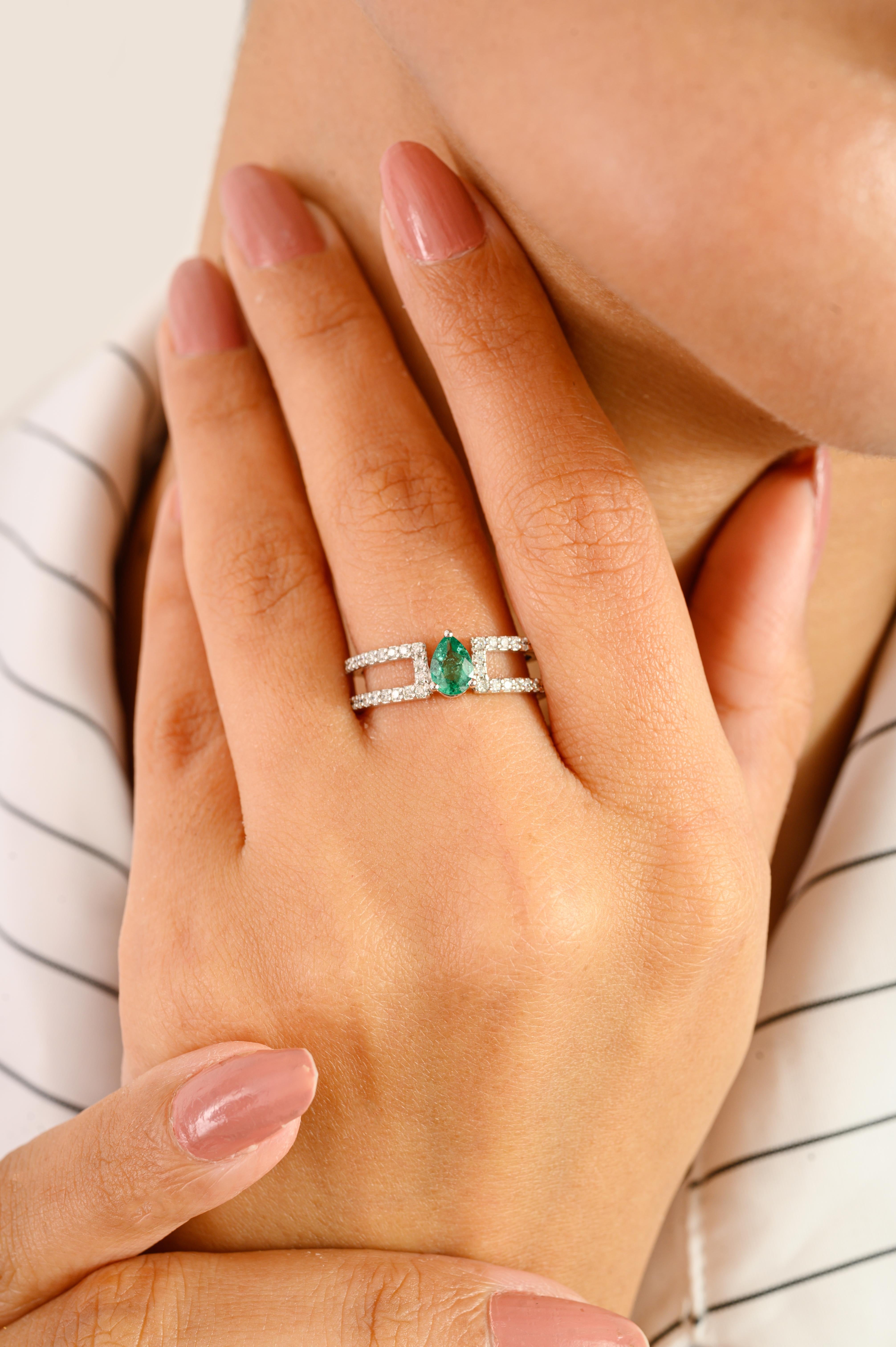 Im Angebot: Verlobungsring mit doppeltem Band aus 14k Weißgold mit birnenförmigem Smaragd und Diamant () 6