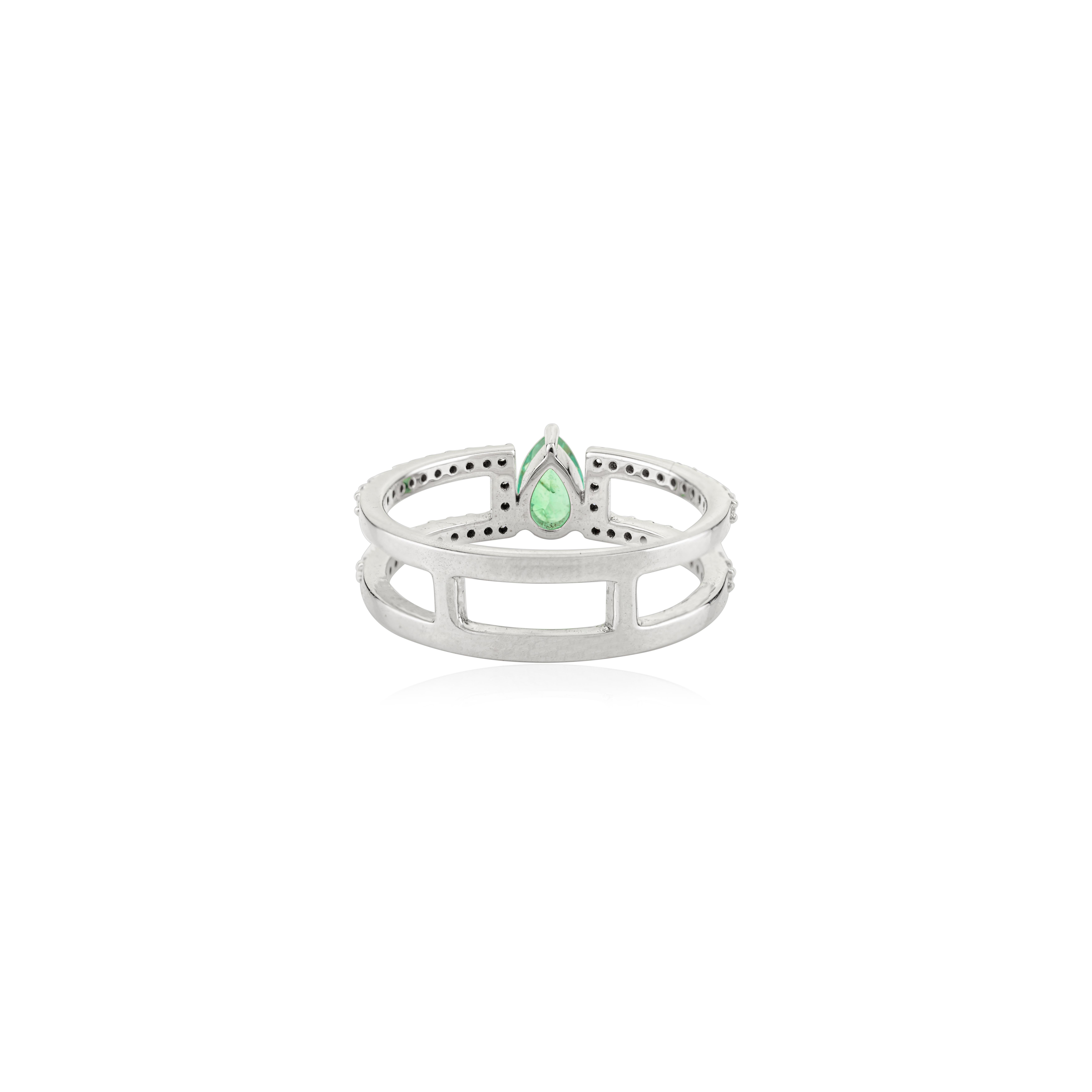 Im Angebot: Verlobungsring mit doppeltem Band aus 14k Weißgold mit birnenförmigem Smaragd und Diamant () 7