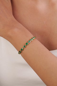 Modernes Designer-Armband mit Smaragden im Mixed-Cut (6,13 Karat) in einer Zierleiste aus 14-karätigem Gelbgold