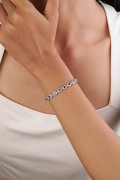 Modernes Tennisarmband aus 14-karätigem Weißgold mit 5,55 Karat blauem Saphir und 1,54 Karat Diamanten im Halo-Setting