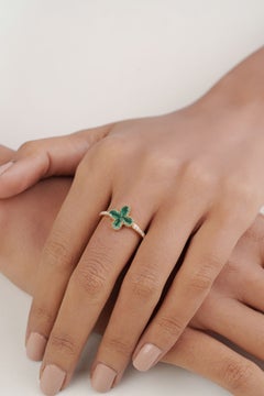 Moderner Ring mit einem natürlichen Smaragd im Birnenschliff und vierblättrigem Kleeblatt-Motiv aus 14-karätigem Gelbgold