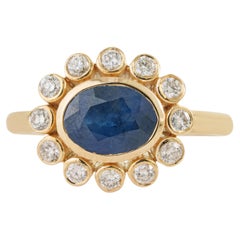 Bague en or jaune 14 carats avec saphir bleu ovale de 1,83 ct et diamants, sertie en halo et en grappe, avec monture en or jaune 14 carats