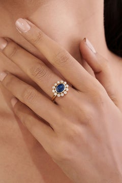 Bague en or jaune 14 carats avec saphir bleu ovale de 1,83 ct et diamants, sertie en halo et en grappe, avec monture en or jaune 14 carats