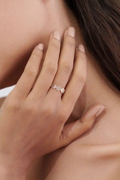 Bague artisanale en or jaune 18 carats, sertie à la main d'un diamant brut de 1,1 carat aux formes variées, dans une monture à chaton