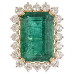 Anillo de cóctel de oro amarillo de 18 quilates con esmeralda de Zambia certificada de 9,8 quilates y halo de diamantes