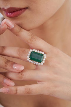 Anillo de cóctel de oro amarillo de 18 quilates con esmeralda de Zambia certificada de 9,8 quilates y halo de diamantes