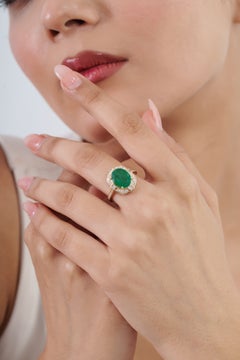 Cocktailring aus 14-karätigem Gelbgold mit einem ovalen Smaragd (3,27 Karat) und Diamanten im Halo-Stil, Vintage-Stil