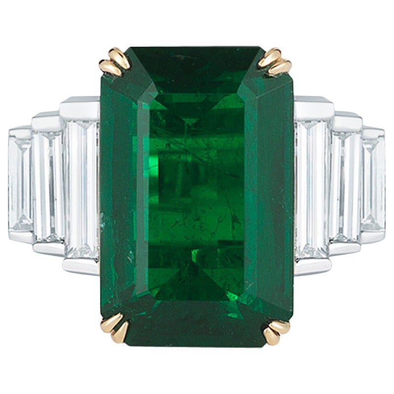 Zambian Emerald cut Emerald Ring with E/VVS Diamonds For Sale