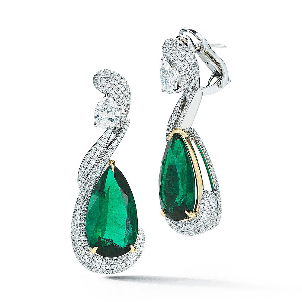 Amazing Zambian Pear shape Emerald and Diamond Earring In New Condition For Sale In New York, NY