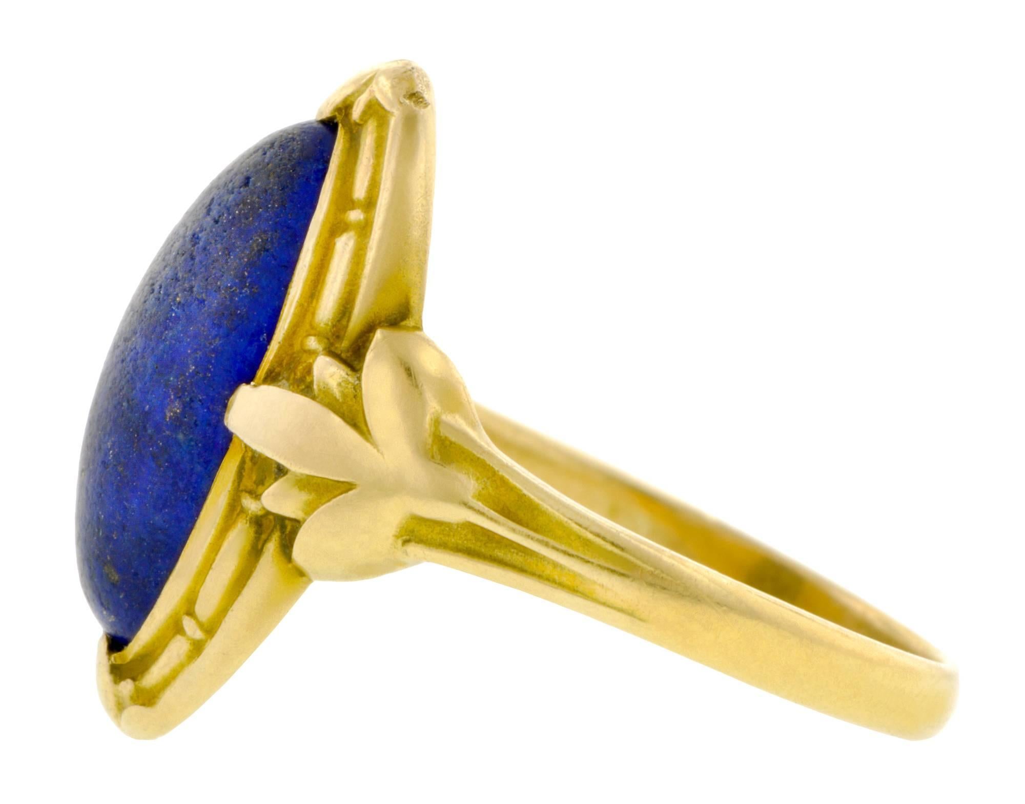 Art Nouveau Lapis Gold Ring with Stylized Lotus Blossoms In Good Condition In New York, NY