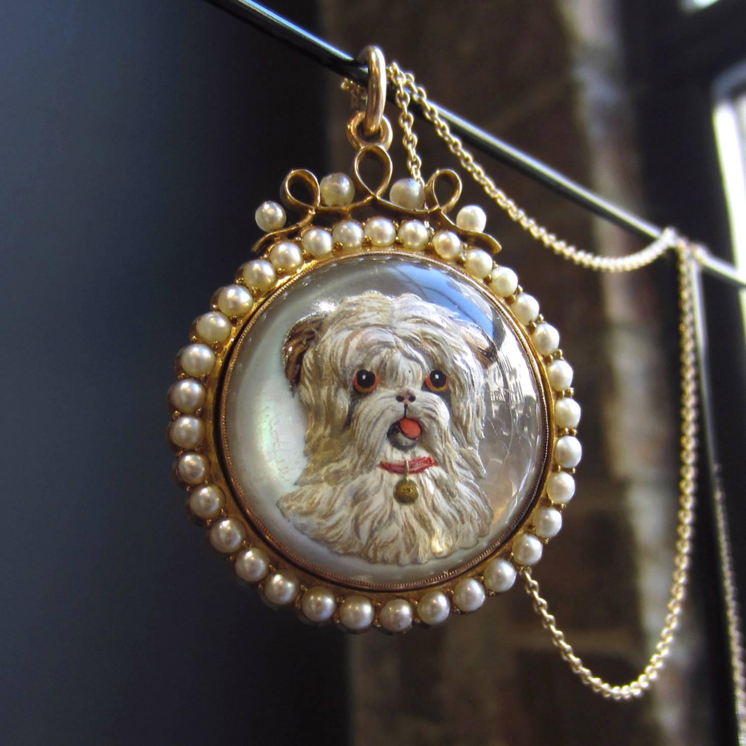 1890s Victorian Reverse Intaglio Pearl Gold Crystal Dog Pendant In Good Condition For Sale In New York, NY