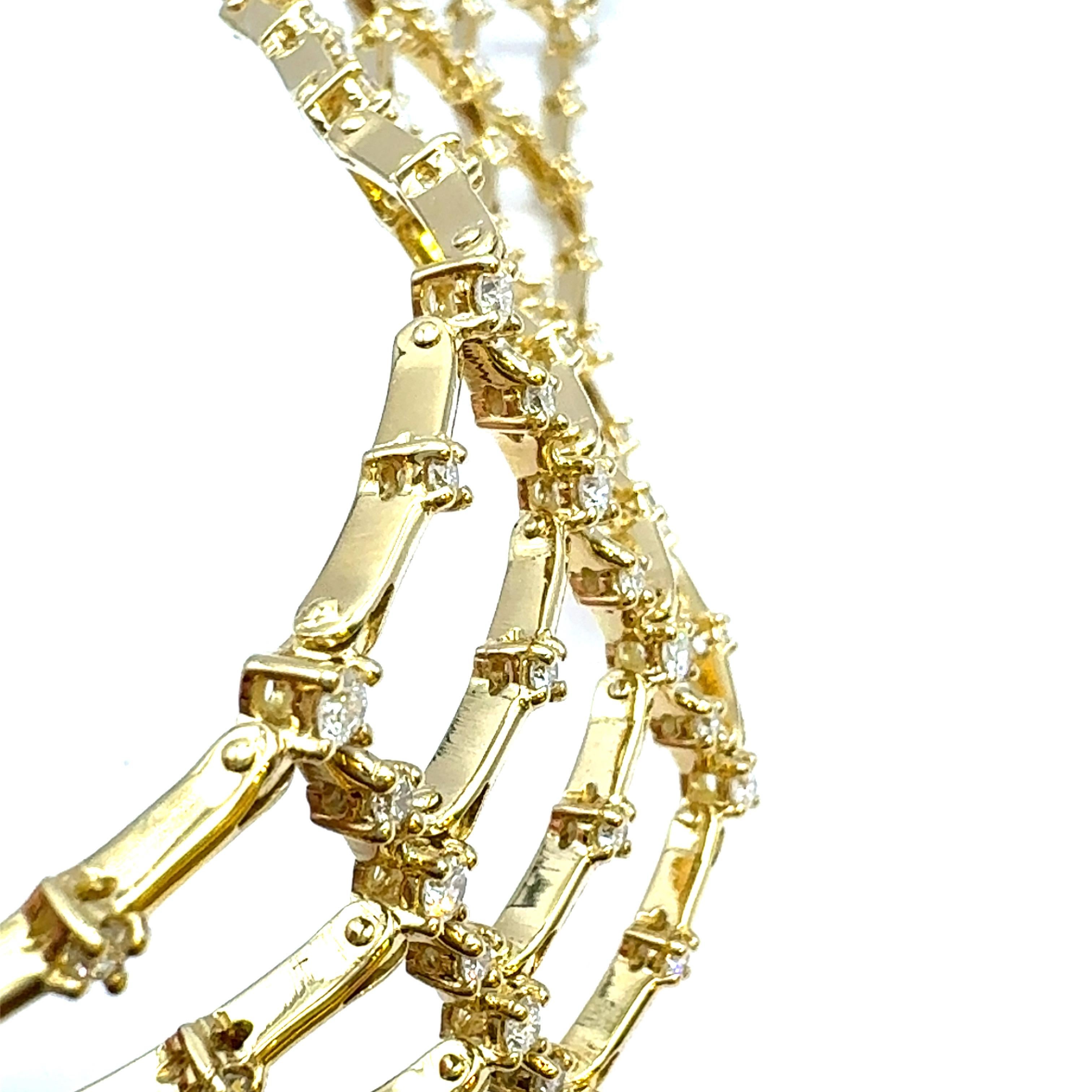 Moderne Bracelet manchette grand format en or jaune 18 carats avec diamants 5,70 carats et griffes en forme de clôture en vente