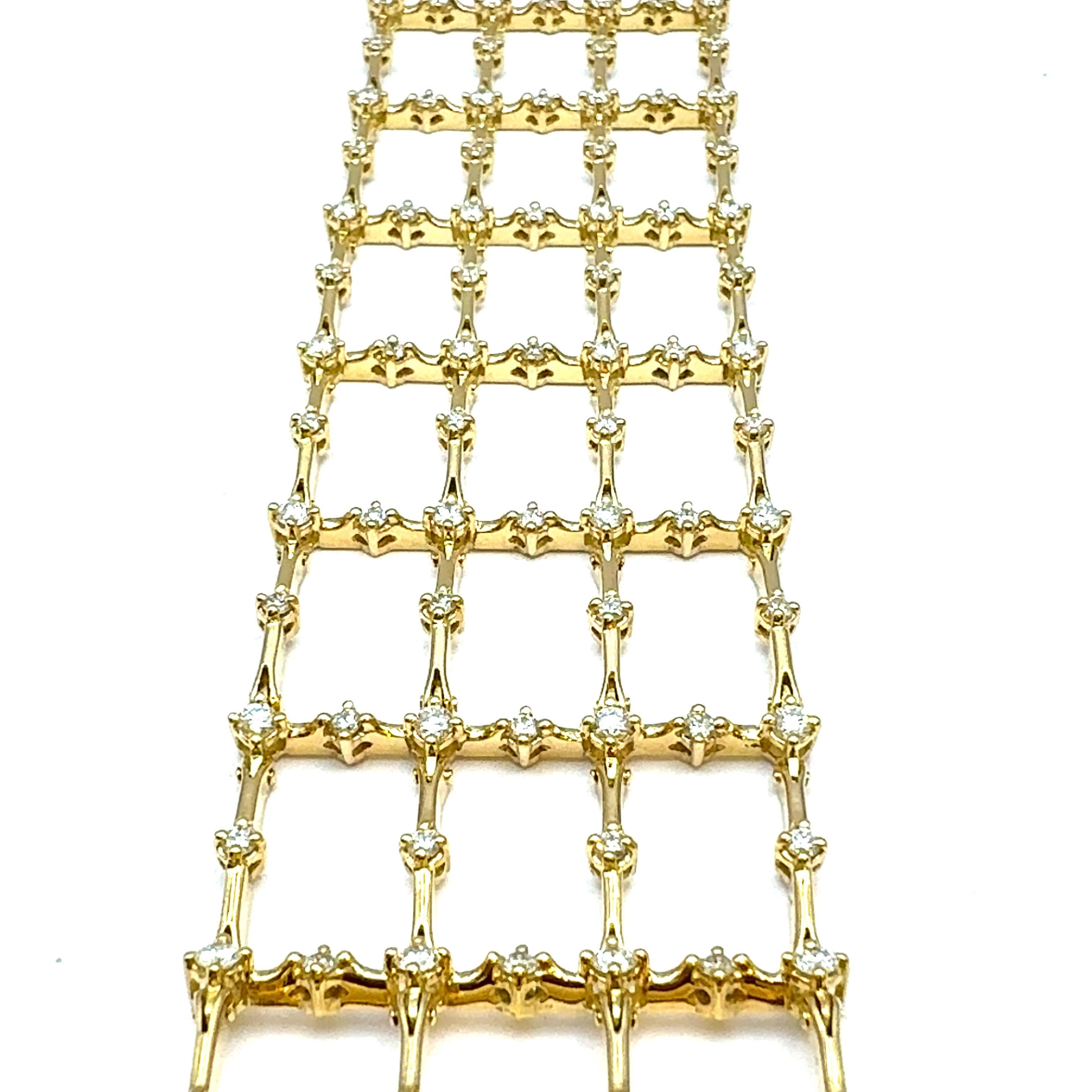 Grand bracelet manchette en or jaune 18Kt avec  Sertissage à griffes diamants taille brillant 5,70 carats, forme Fence 
Bracelet Cage Cuff inspiré par la clôture du jardin. Cette pièce unique est faite d'or jaune 18Kt et de diamants taille brillant