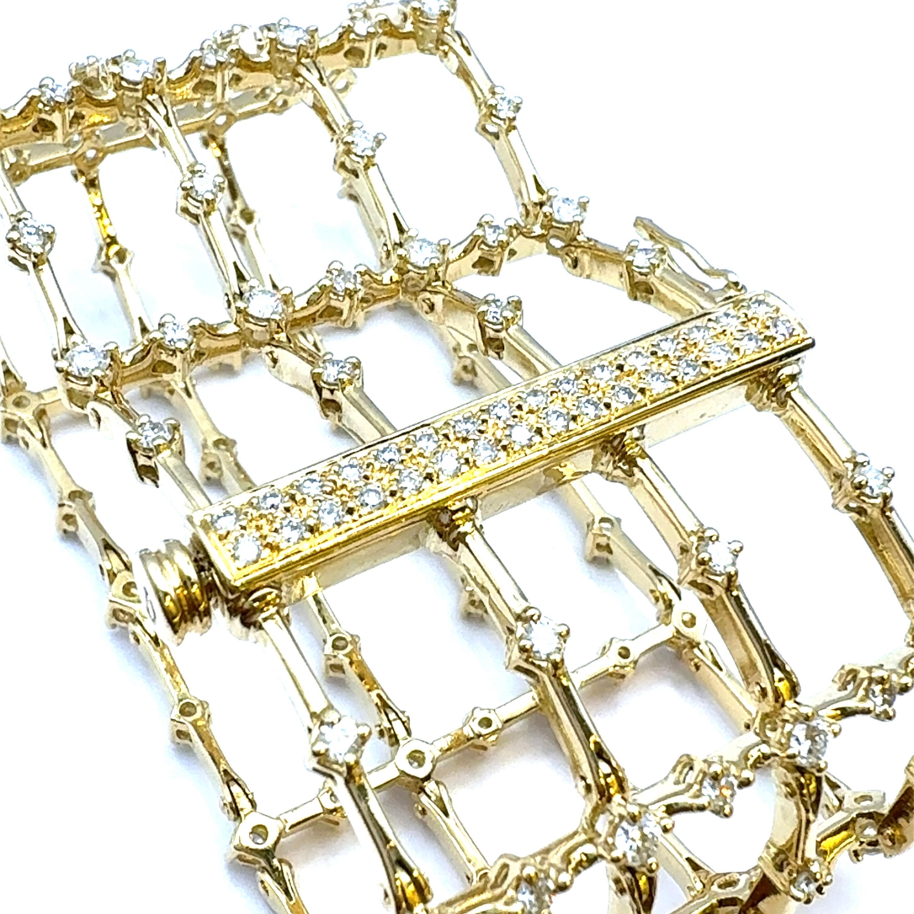 Bracelet manchette grand format en or jaune 18 carats avec diamants 5,70 carats et griffes en forme de clôture en vente 3