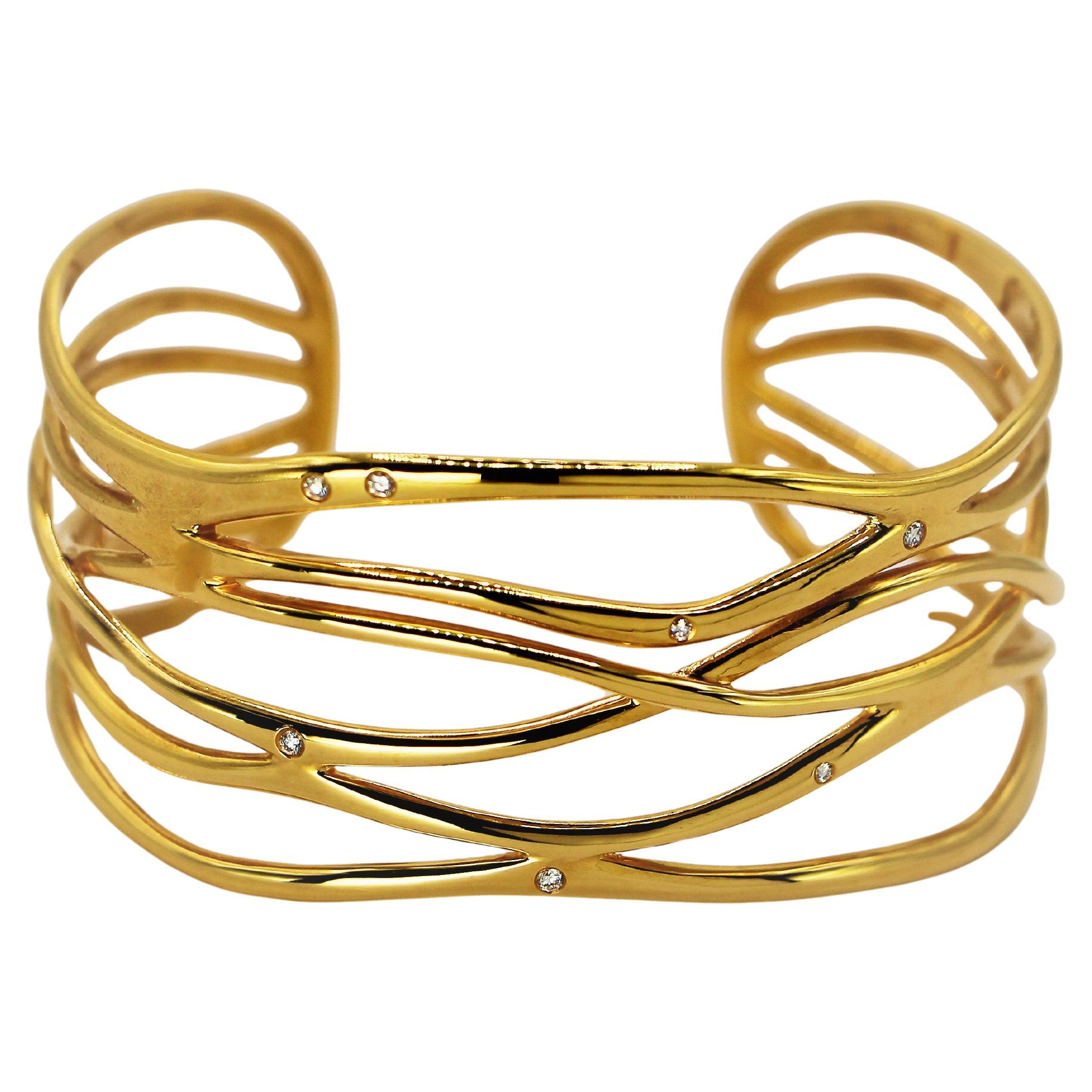 Sea Waves Cage Manschettenarmband mit weißen Diamanten im Brillantschliff, handgefertigt aus massivem 18-karätigem Gelbgold.
Elegante Streifen aus 18-karätigem Gold bilden diese zarte Form des Armbands, die sich wie eine sanfte Welle um Ihr