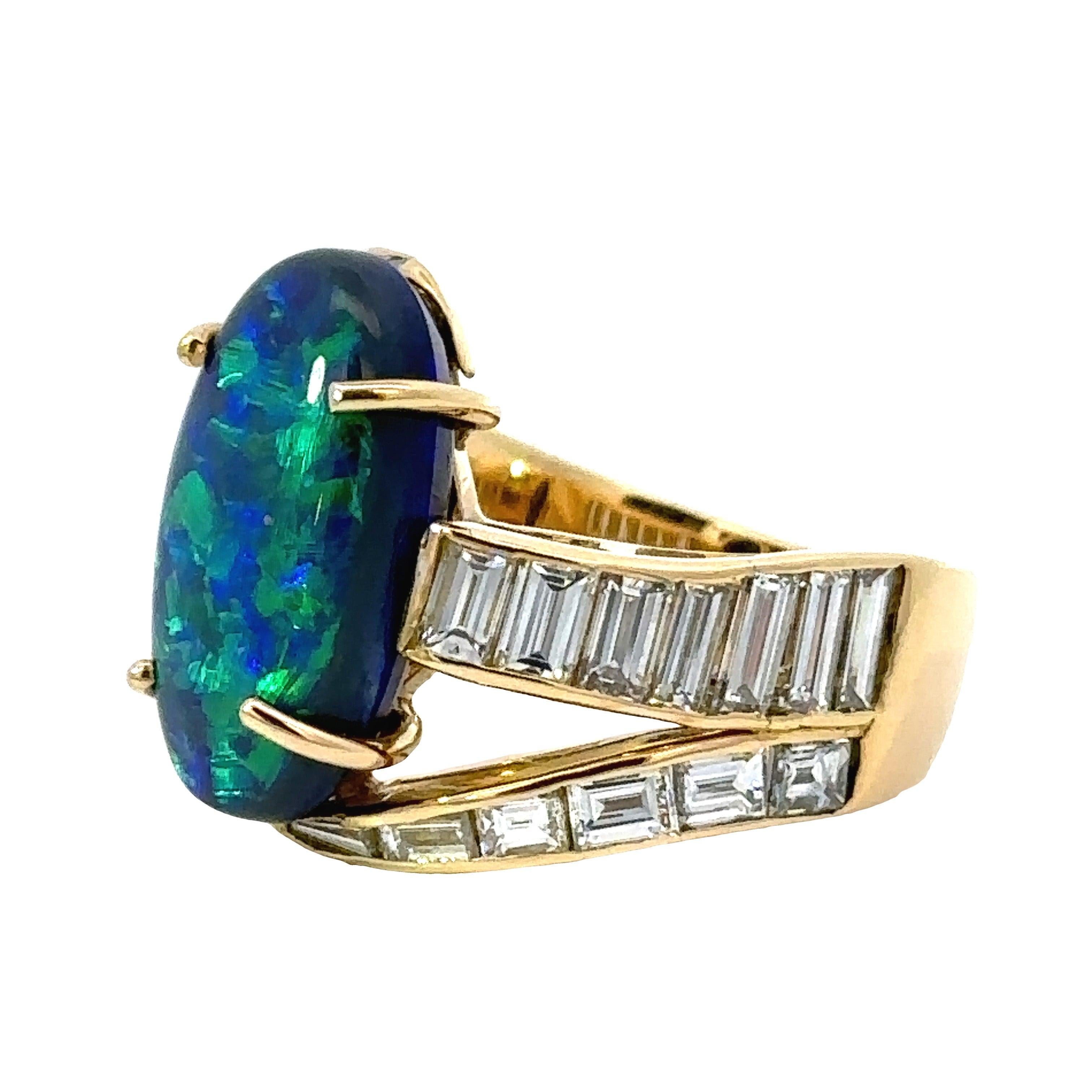 Taille cabochon Bague en or jaune 18 carats 5.10 ct Opale noire Diamant en vente