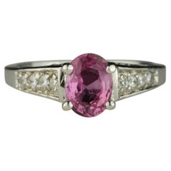 Anello con zaffiro rosa e diamanti di provenienza da una collezione privata