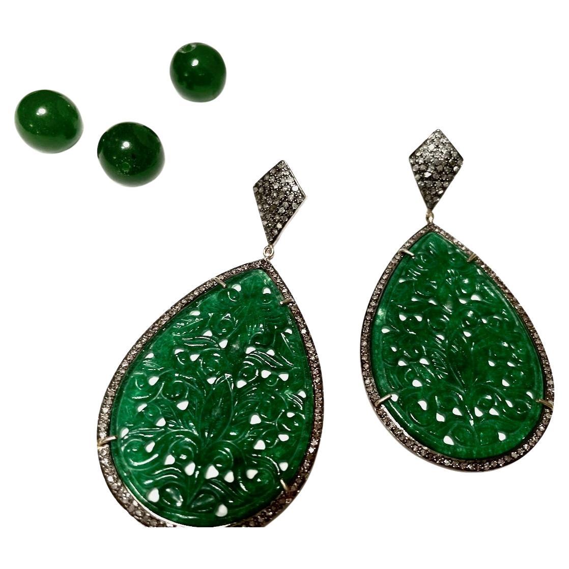 Description
De grandes boucles d'oreilles en onyx vert magnifiquement sculpté à la main et entouré de diamants pavés. 
Article # E2956

Matériaux et poids
Onyx vert, 39 x 55mm en forme de poire, 66 carats.
Diamants pavés, 1,66 carats.
Poteaux et dos