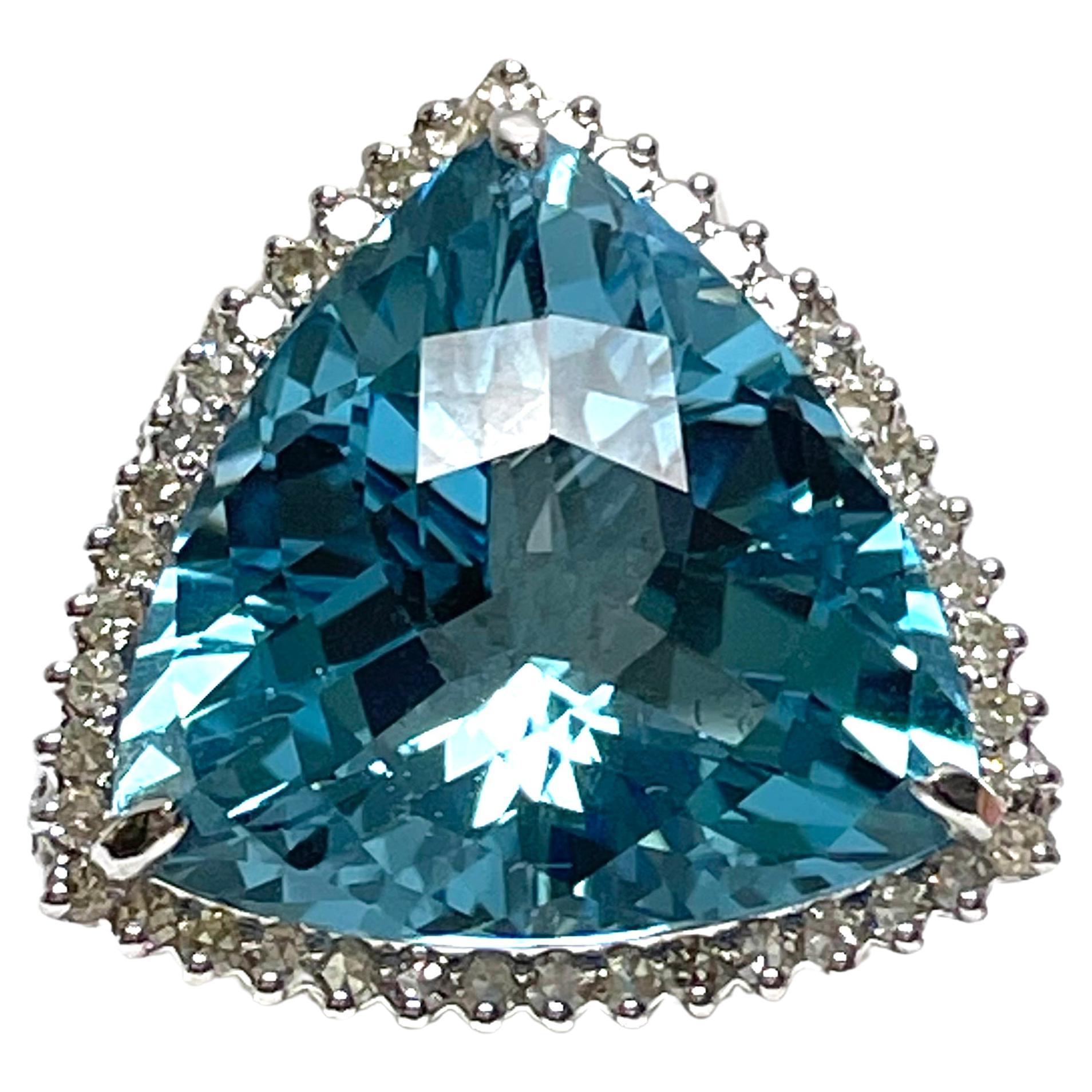 Bague en topaze bleue suisse de 26 carats avec diamants pavés