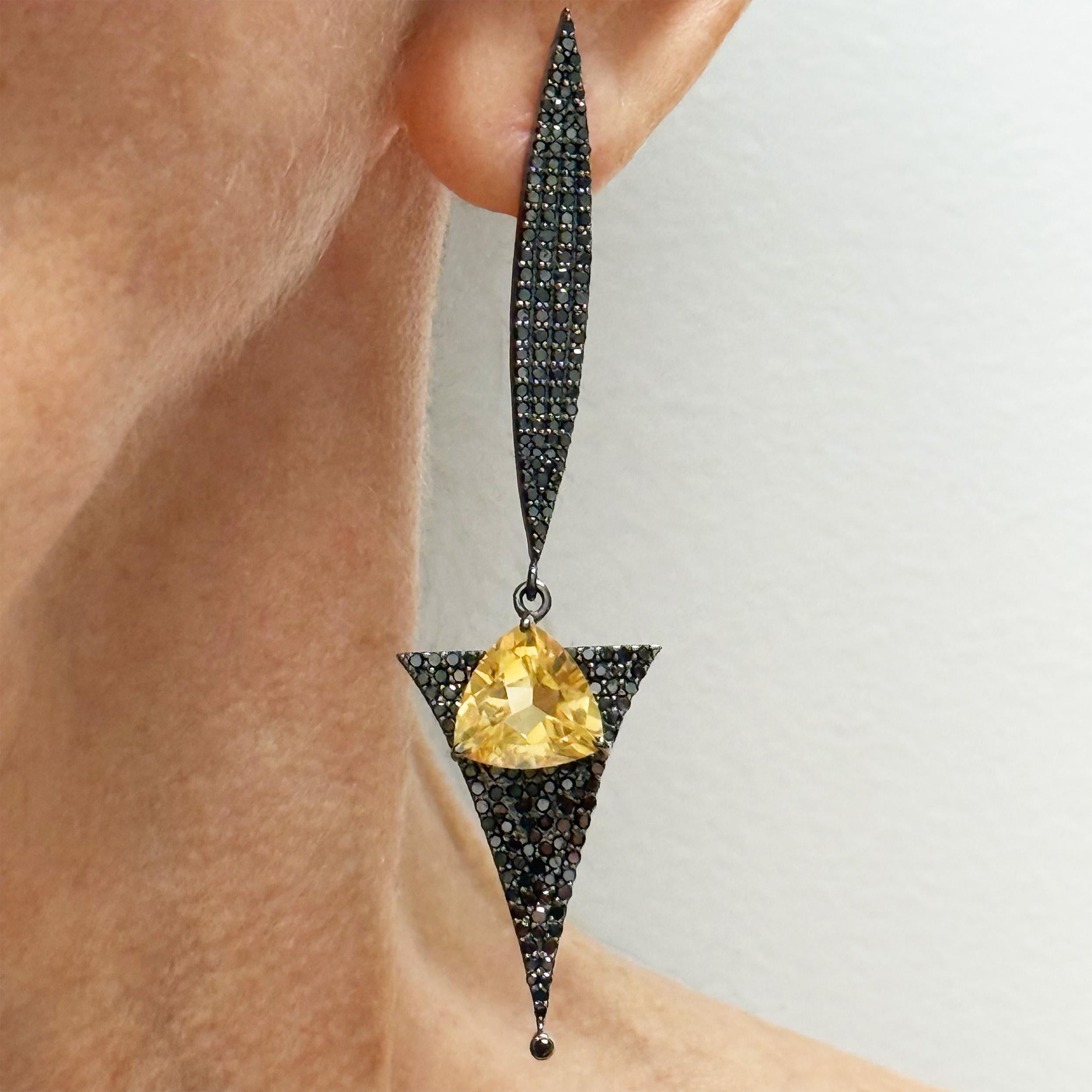 Description
Boucles d'oreilles très spectaculaires, géométriques, élégantes et avant-gardistes, composées de diamants noirs pavés et de citrine, avec des dos Omega faciles à utiliser.
Article # E3296

Matériaux et poids
Diamants noirs pavés, 2,98