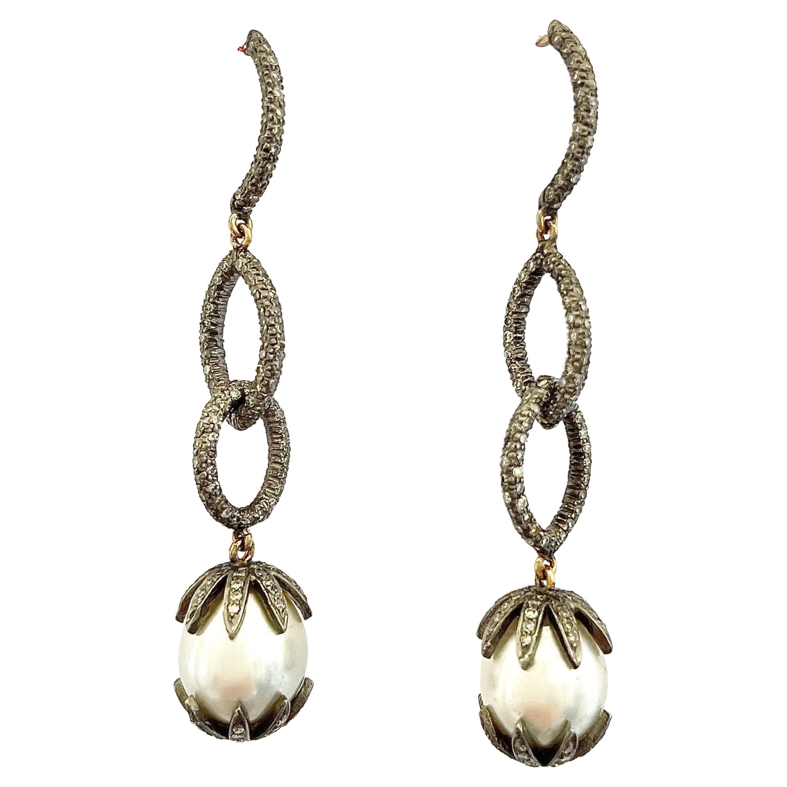 Boucles d'oreilles en perles des mers du Sud avec diamants pavés