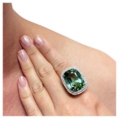 Seltener grüner Turmalin 31.60 Karat mit Pavé-Diamanten, Paradizia-Ring