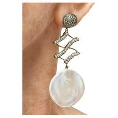 Pendientes expansibles de perla blanca y diamantes pavé