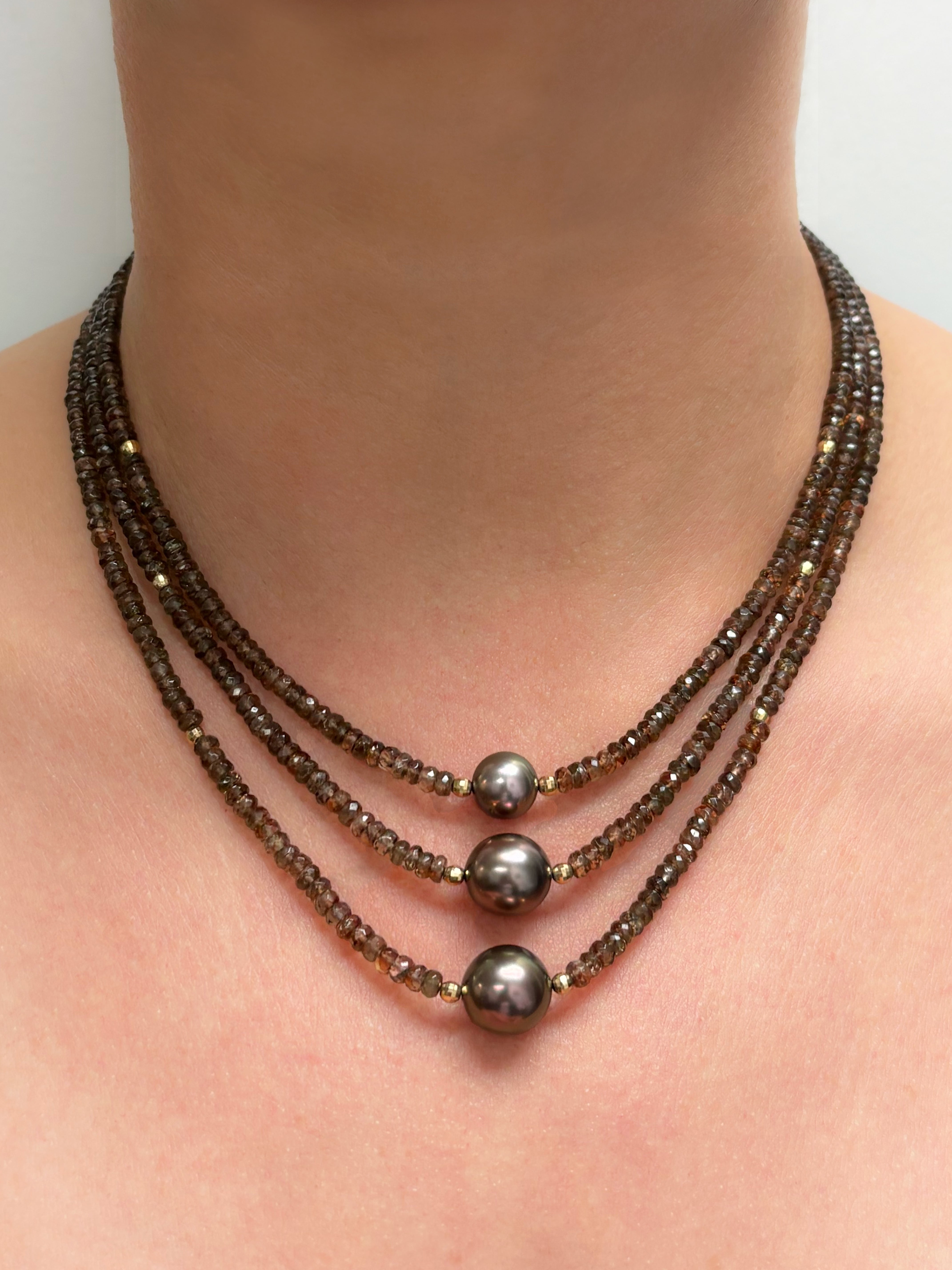 Collier N3744 en andalousite aux tons terreux et perles de Tahiti cuivrées