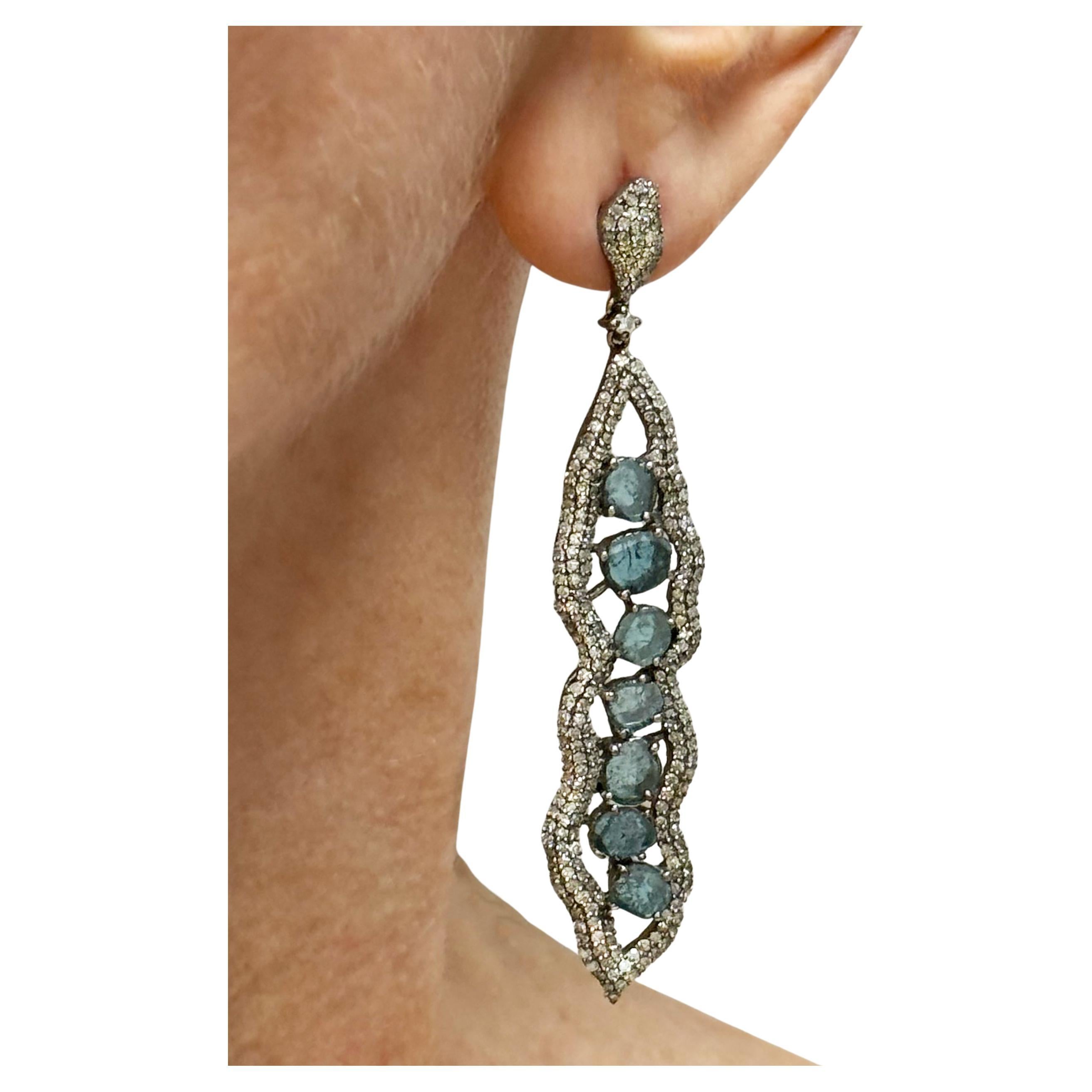 Boucles d'oreilles en tranches de diamants bleus et diamants pavés
