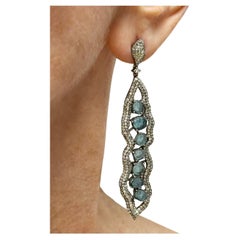 Pendientes de láminas de diamantes azules y pavé de diamantes