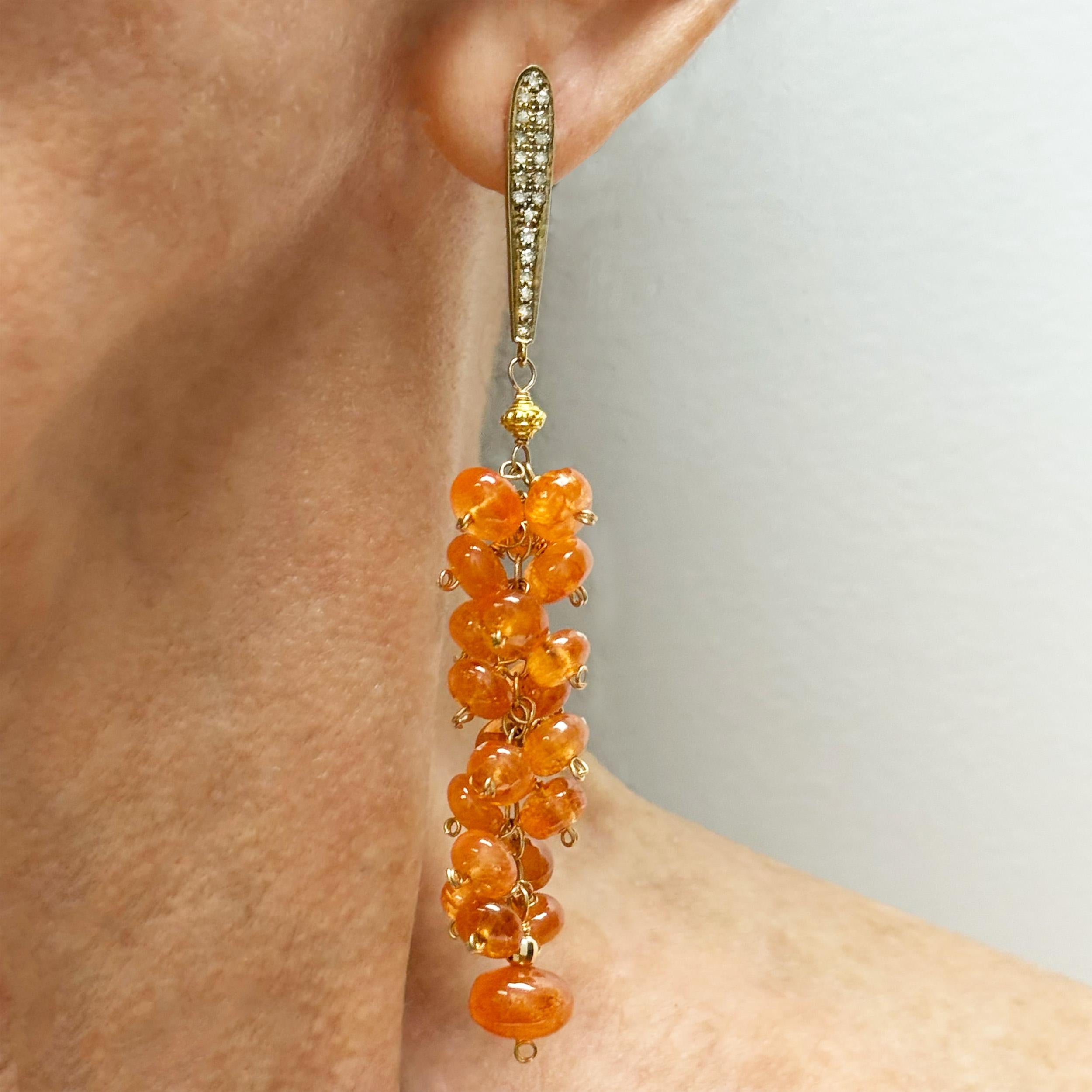 Description
Un grenat spessartite vibrant, enveloppé individuellement à la main d'un fil d'or jaune 14k, est suspendu à des boucles d'oreille en vermeil pavé de diamants. 
Article # E3290
Découvrez les colliers assortis (voir photos), référence