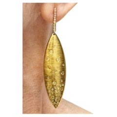 Texturierte Ohrringe aus Gold mit Diamant-Cluster-Ohrringen