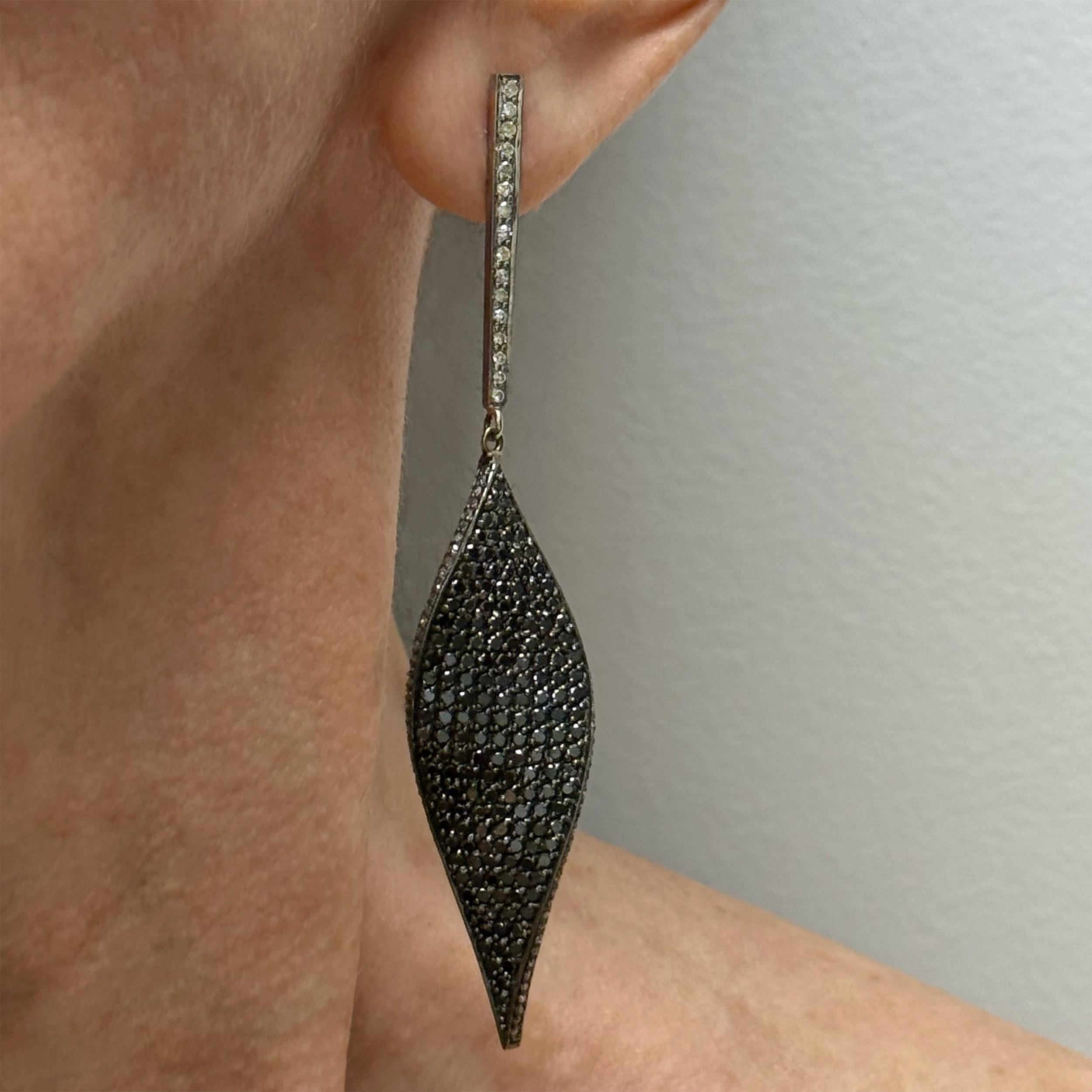 Description
Diamants noirs pavés sertis dans une forme unique de feuille à légère torsion, encadrée de diamants pavés.
Article #E3314 

Matériaux et poids
Diamants noirs, 6,6 carats, sertis en pavé
Diamants pavés, 1,5 carats
Vermeil
Poteaux et dos