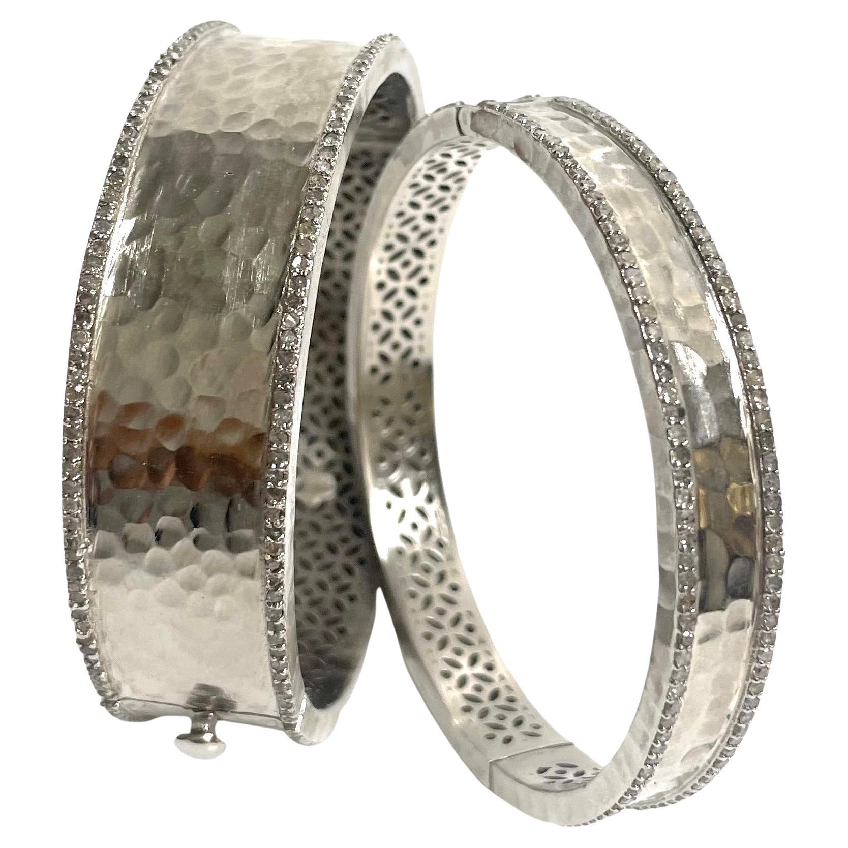 Hammered Rhodium-Plated Silver Bangle with Diamonds Paradizia Bracelet For Sale 1