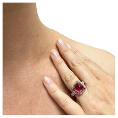 Paradizia-Ring mit rotem Turmalin und Pavé-Diamanten