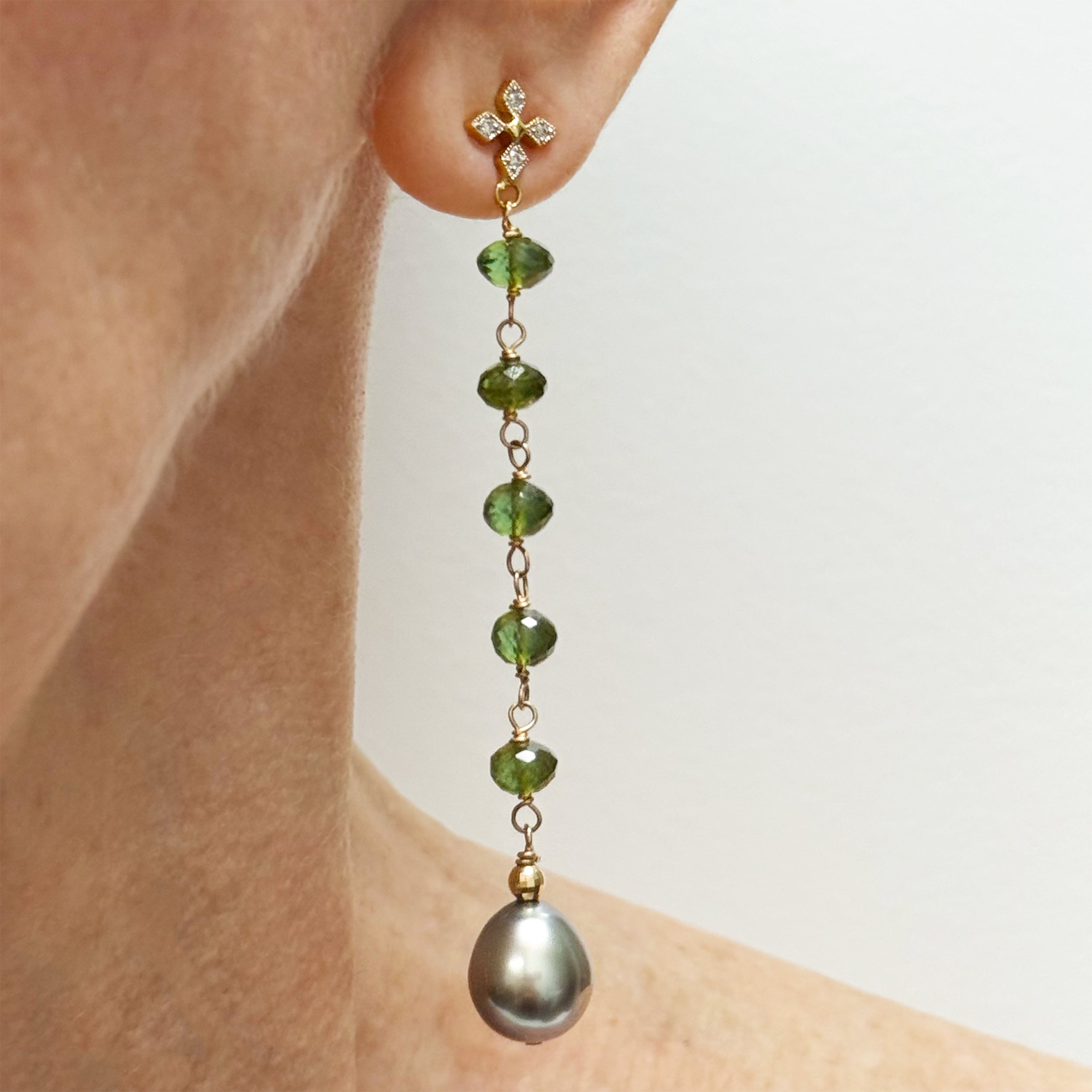 Orecchini Paradizia con tormalina verde, perle di Tahiti e diamanti di Pistacchio