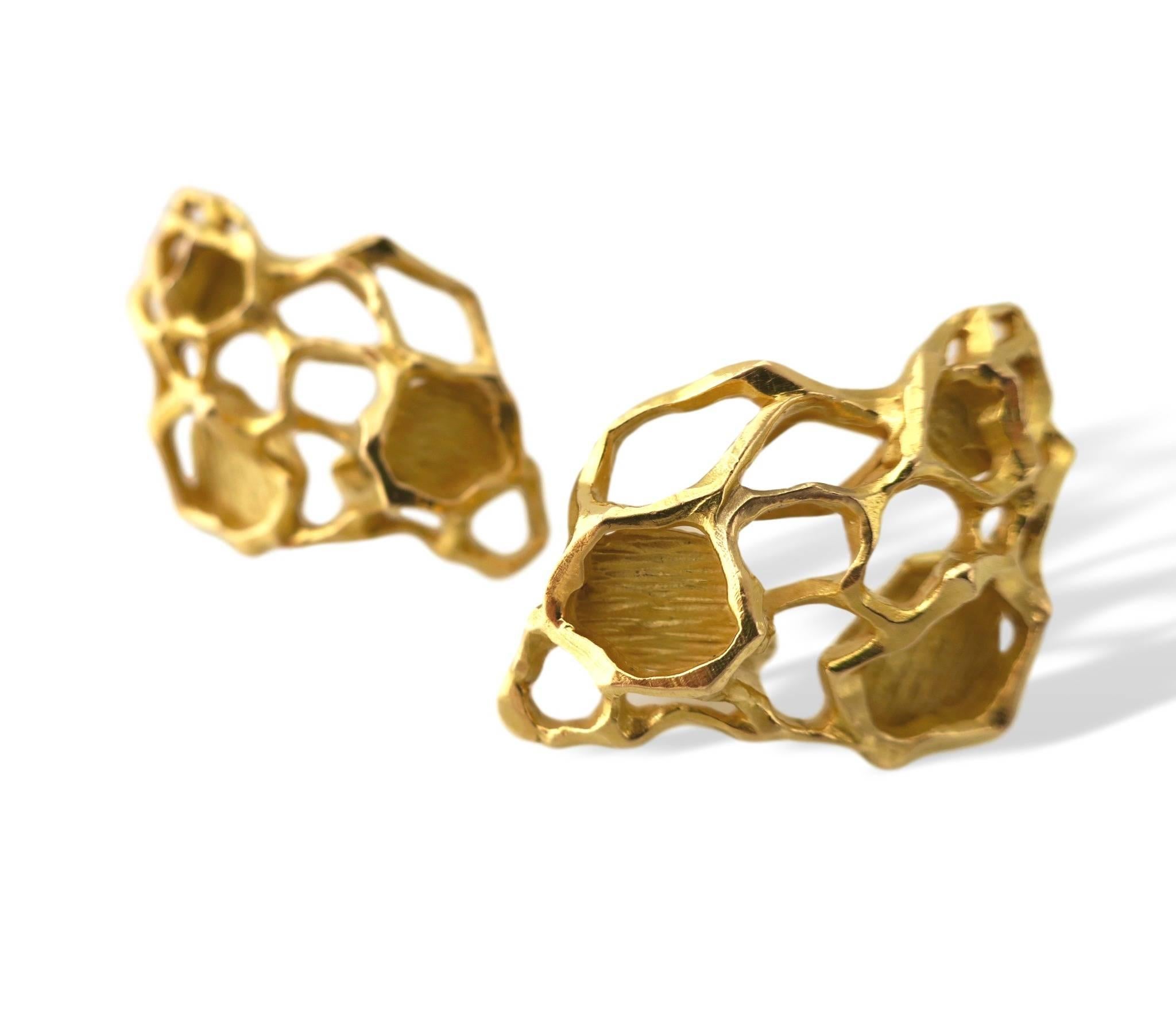 Boucles d'oreilles en or du designer suisse Gubelin. Les boucles d'oreilles clip sculpturales en or jaune 18k texturé de 1 3/8