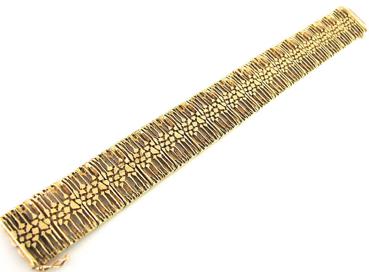 A stylish modernist gold bracelet. The 7 1/2