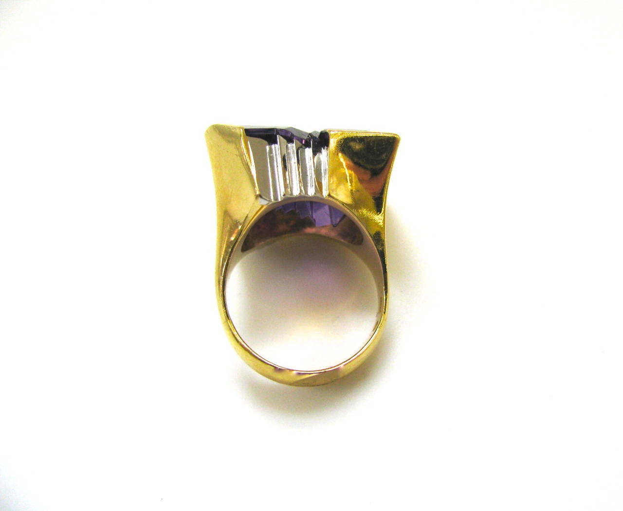 A pretty amethyst and gold ring by Atelier Munsteiner. The 7/8