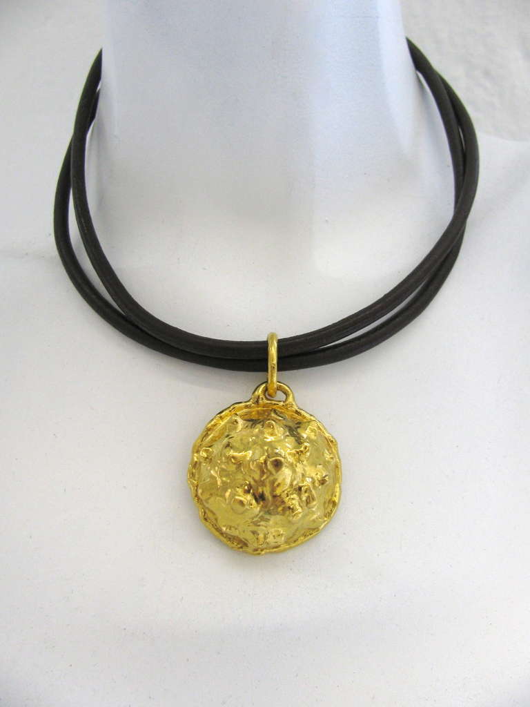 A Jean Mahie Gold Pendant In Excellent Condition In Cincinnati, OH