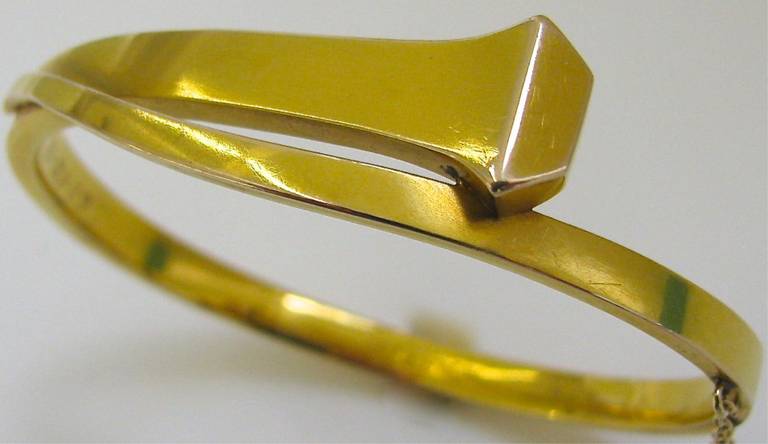 A Charming Edwardian gold bracelet. The 14k tapered (5/8