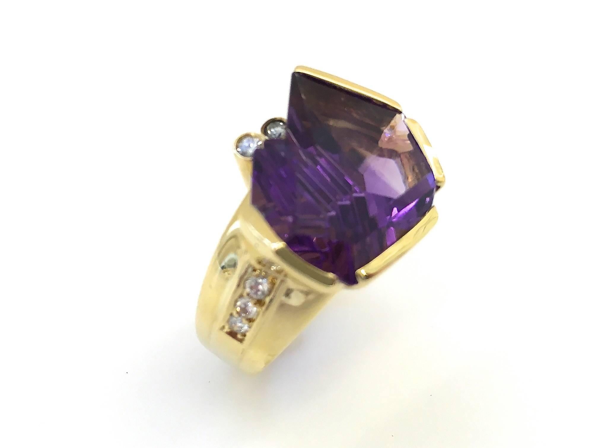 Munsteiner Amethyst for H.Stern. A handsome ring in 18k yellow gold. The 3/4